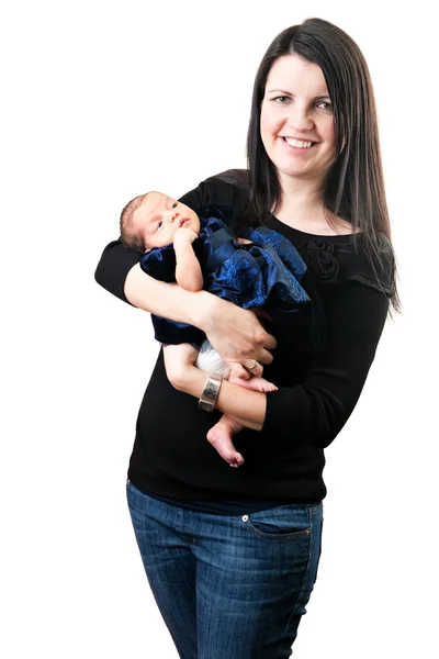 Glückliche Mutter hält ihr neugeborenes Baby — Stockfoto