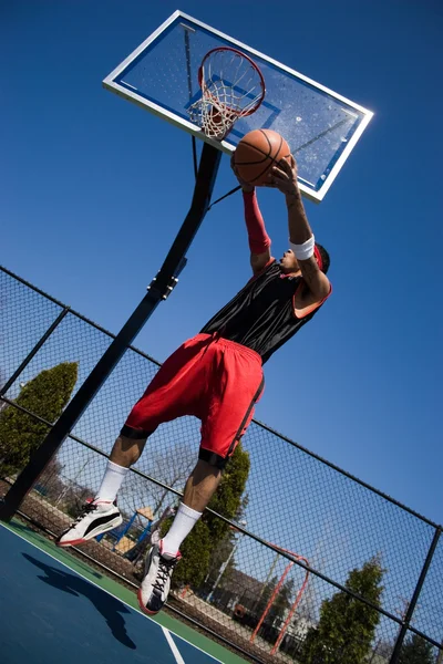 Homem jogando basquete — Fotografia de Stock