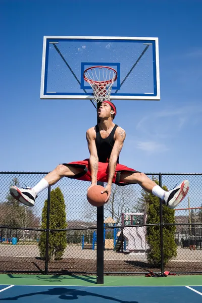 Muž hraje basketbal — Stock fotografie