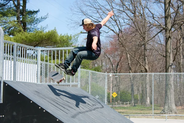 Skateboarder em uma rampa de skate — Fotografia de Stock