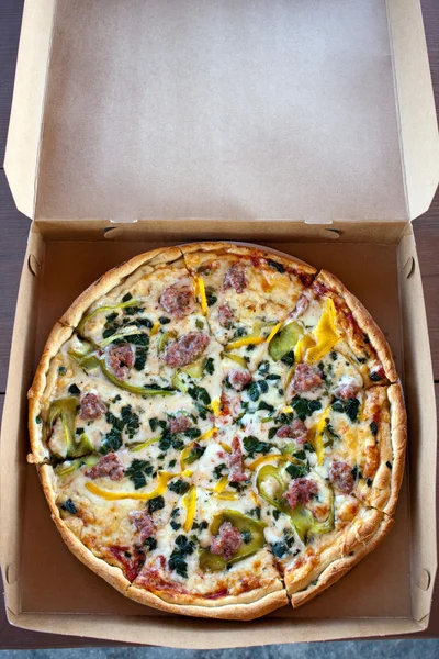 Paket servisi özel kombinasyon pizza — Stok fotoğraf