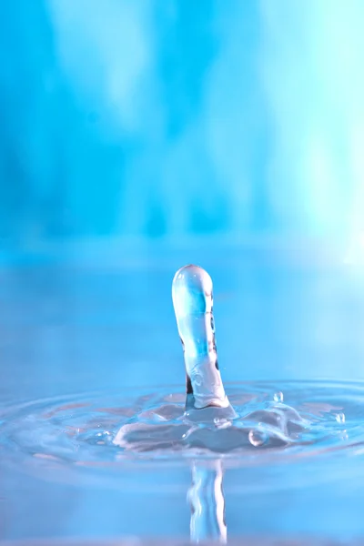 青い水液滴のスプラッシュ — ストック写真