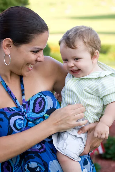 Šťastná matka drží své dítě — Stock fotografie