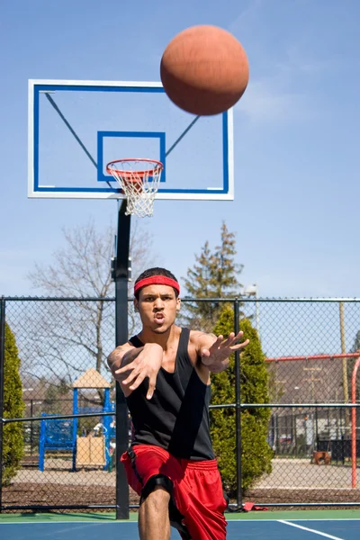 Чоловік проходячи баскетбол — стокове фото