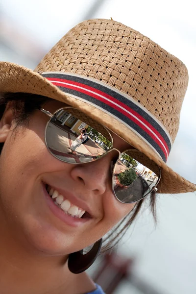 İspanyol kadın gülümsüyor — Stok fotoğraf