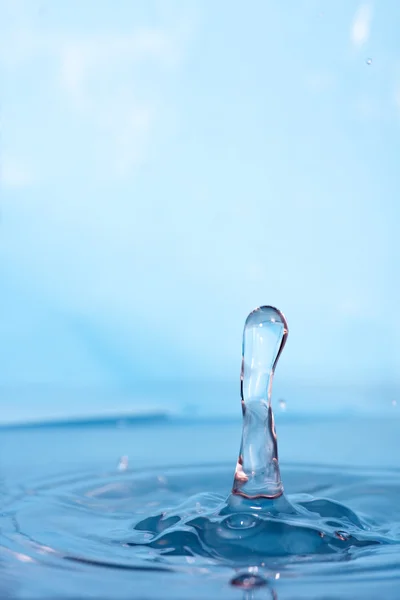 Blått vatten droplet splash — Stockfoto