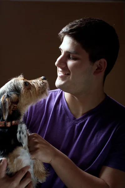 개를 안고 있는 남자 — 스톡 사진