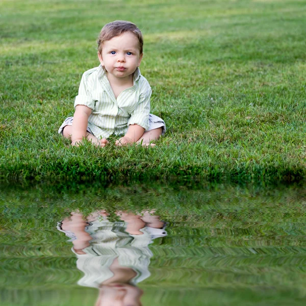 Słodkie dziecko w trawie — Zdjęcie stockowe