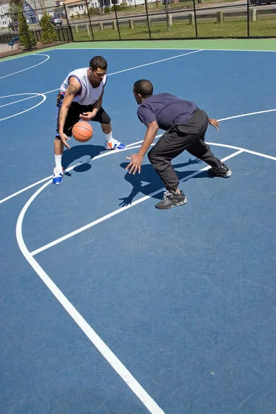 Basketbol oynarken erkekler — Stok fotoğraf