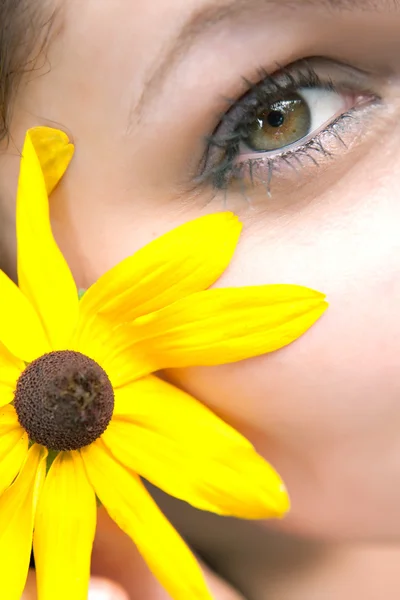 Sárga virág lány — Stock Fotó