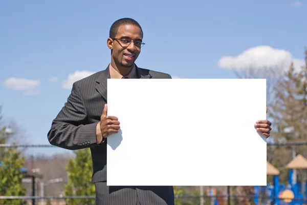 Άνθρωπος που κρατάει μια πινακίδα — Φωτογραφία Αρχείου