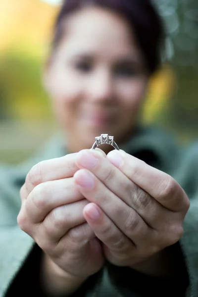 Mujer sosteniendo un anillo — Foto de Stock