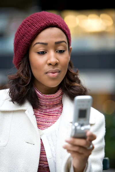 Zakelijke vrouw texting — Stockfoto