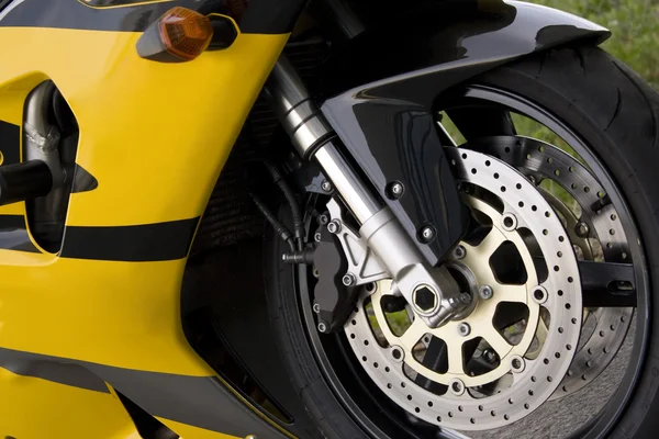 Желтый мотоцикл — стоковое фото