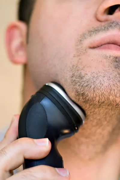 Muž holení jeho goatee — Stock fotografie