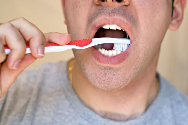 Man Brushing His Teeth — Stock Photo, Image