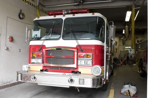 Zbrusu nové hasičské auto — Stock fotografie