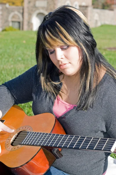 Meisje spelen een gitaar — Stockfoto