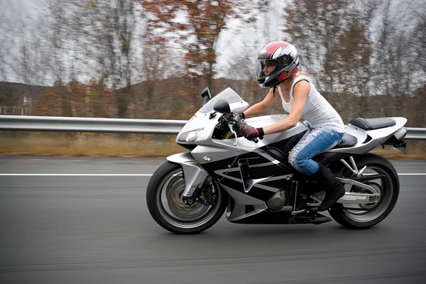 Bionda motociclista ragazza — Foto Stock