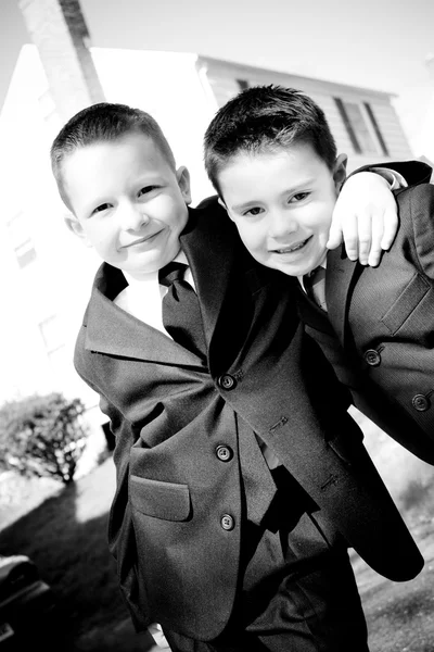 Zwei glückliche junge Jungen — Stockfoto