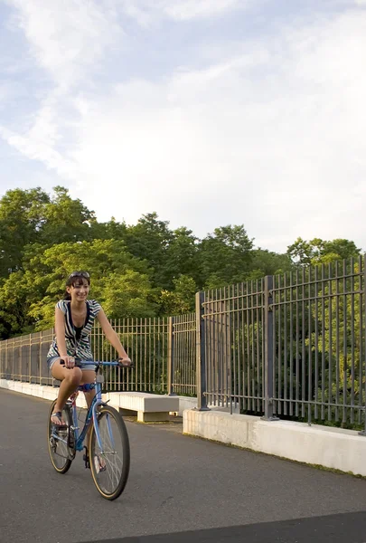 Bisikletli Kız — Stok fotoğraf