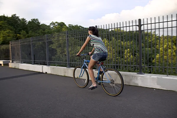 Γυναίκα σε ένα ποδήλατο — Φωτογραφία Αρχείου