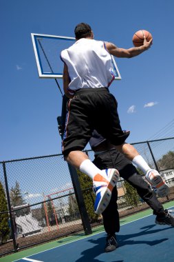 basketbol oynarken erkekler