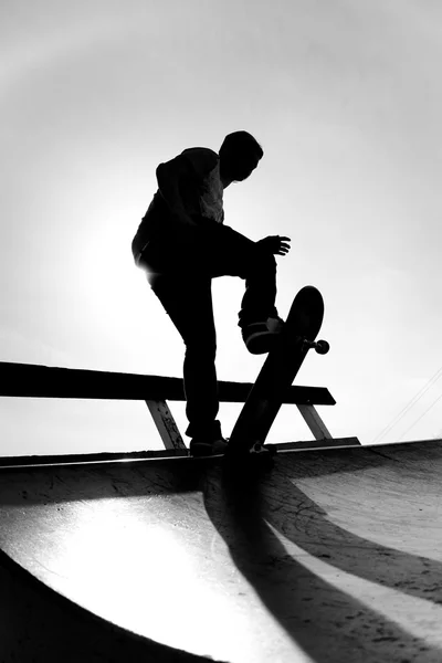 Sílhueta de skate — Fotografia de Stock