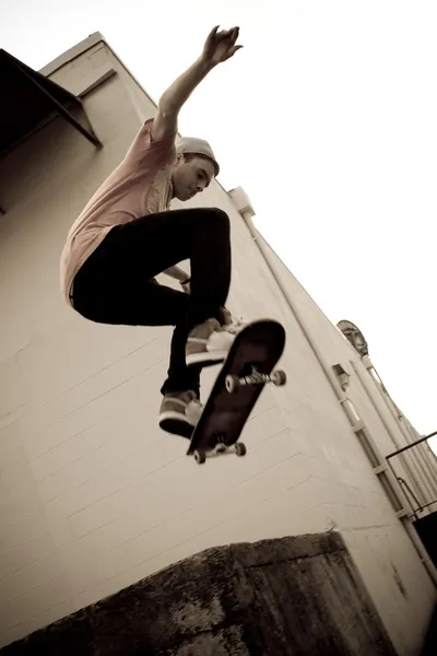 Salto in skateboard — Foto Stock