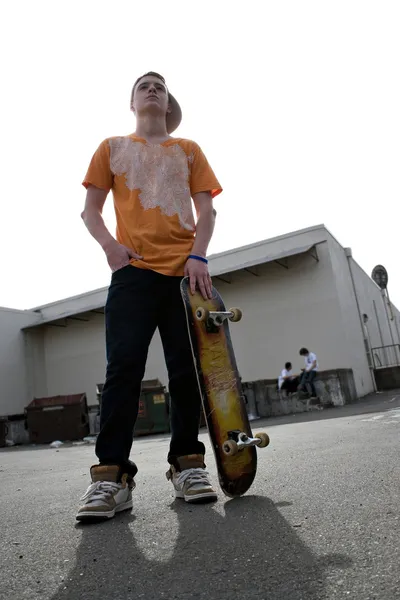 Подростковый скейтбордер — стоковое фото