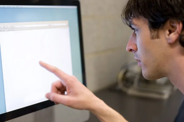 Man wijzend op computerscherm — Stockfoto