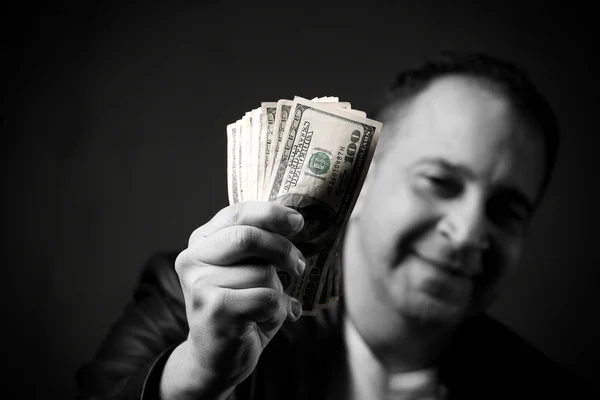 Homem segurando dinheiro — Fotografia de Stock