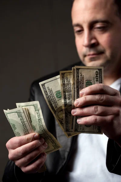 Homem contando dinheiro — Fotografia de Stock