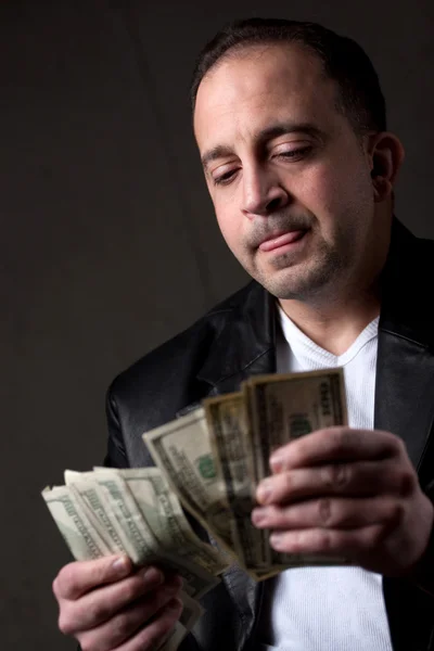 Pénzt számoló férfi — Stock Fotó