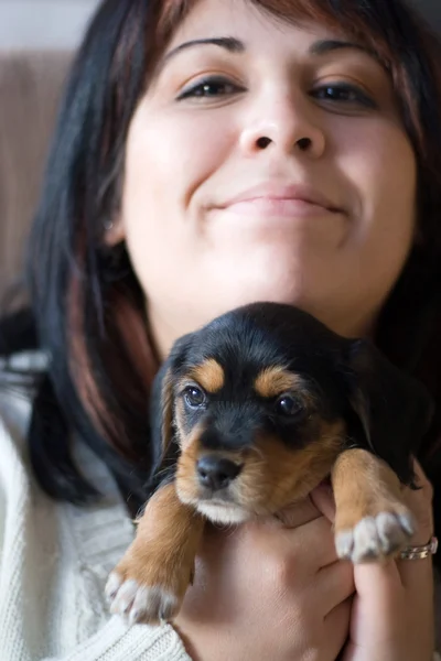 Donna con un cucciolo in braccio — Foto Stock