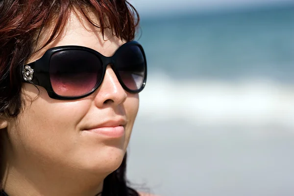 Усміхаючись пляж жінка — стокове фото