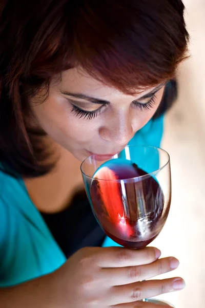 Mulher bebendo vinho tinto — Fotografia de Stock
