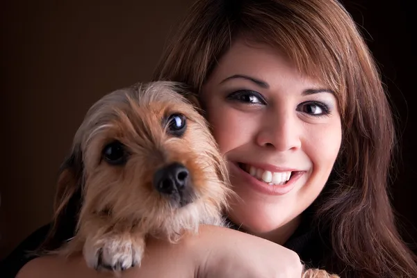 Mulher e seu cão de estimação — Fotografia de Stock