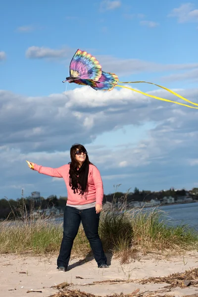 Meisje vliegen een vlieger op het strand — Stockfoto