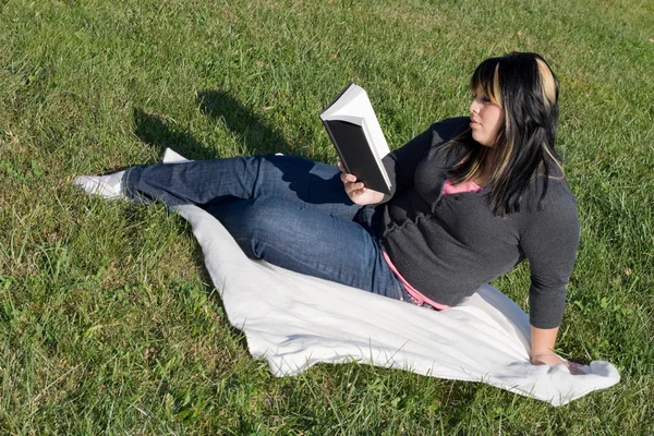 Mujer joven leyendo — Foto de Stock