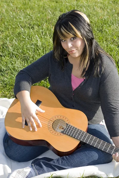 Meisje spelen een gitaar — Stockfoto