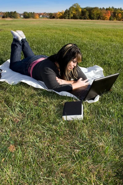Femme avec un ordinateur portable — Photo