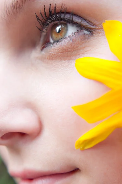Menina flor amarela — Fotografia de Stock