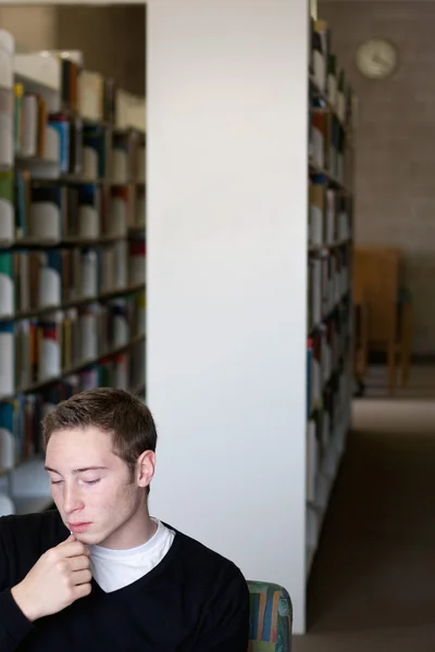 Φοιτητής στην βιβλιοθήκη — Φωτογραφία Αρχείου