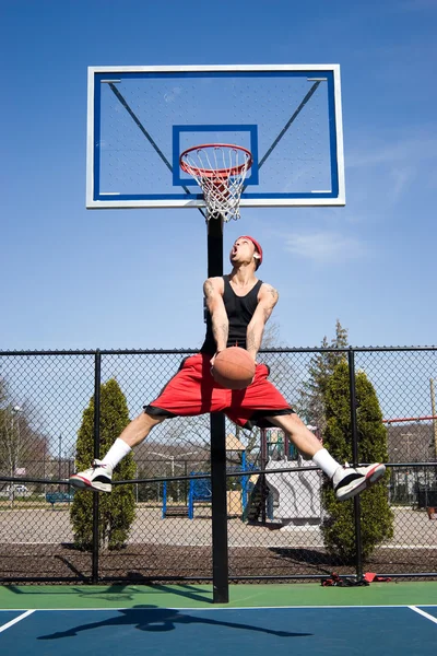 Hombre jugando baloncesto —  Fotos de Stock
