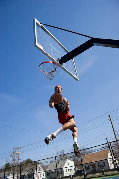 Koszykówka gracz powiesić czas — Zdjęcie stockowe