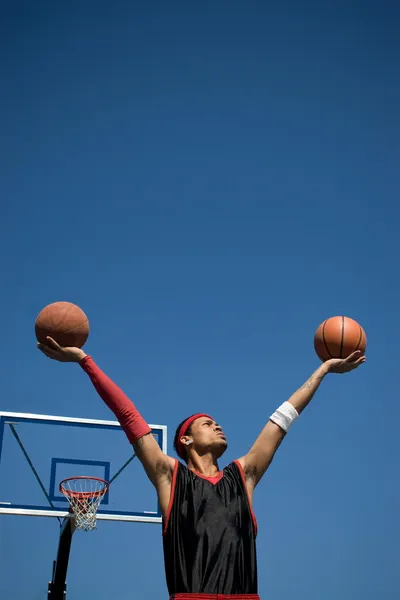 Confiado jugador de baloncesto —  Fotos de Stock