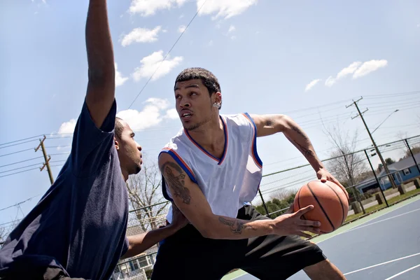 Bir basketbol — Stok fotoğraf