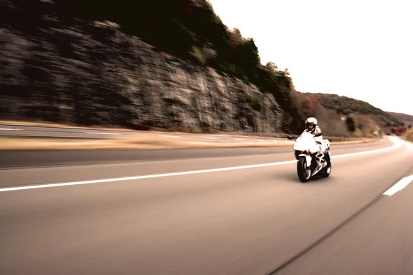 超速驾驶摩托车女人 — 图库照片