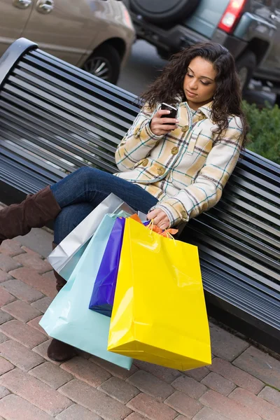 Shopper avec téléphone portable — Photo